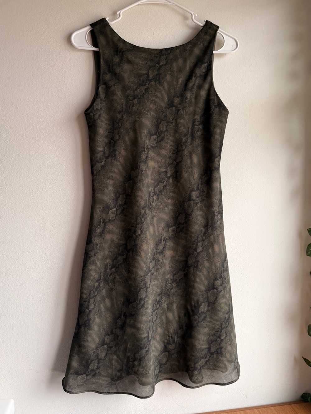 Alyn Paige Olive Green Snake Patterned Sleeveless Midi Dress Size 9/10